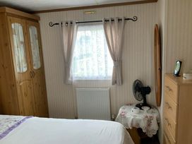 Kiln Park Holiday Park - Holiday Accommodation 68 - South Wales - 1189038 - thumbnail photo 11