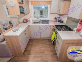 Devon Cliffs Holiday Park - Holiday Accommodation 6955 - Devon - 1189048 - thumbnail photo 4