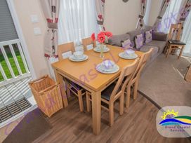 Devon Cliffs Holiday Park - Holiday Accommodation 6955 - Devon - 1189048 - thumbnail photo 5