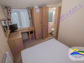 Devon Cliffs Holiday Park - Holiday Accommodation 6955 - Devon - 1189048 - thumbnail photo 13