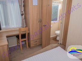 Devon Cliffs Holiday Park - Holiday Accommodation 6955 - Devon - 1189048 - thumbnail photo 14