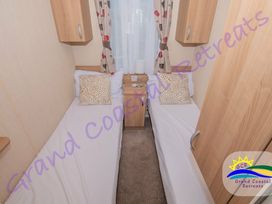 Devon Cliffs Holiday Park - Holiday Accommodation 6955 - Devon - 1189048 - thumbnail photo 16