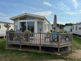 Pinewoods Holiday Park - Holiday Accommodation 6988 - Norfolk - 1189053 - thumbnail photo 1
