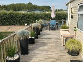 Pinewoods Holiday Park - Holiday Accommodation 6988 - Norfolk - 1189053 - thumbnail photo 2