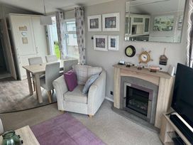 Pinewoods Holiday Park - Holiday Accommodation 6988 - Norfolk - 1189053 - thumbnail photo 4
