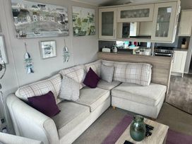 Pinewoods Holiday Park - Holiday Accommodation 6988 - Norfolk - 1189053 - thumbnail photo 5