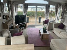 Pinewoods Holiday Park - Holiday Accommodation 6988 - Norfolk - 1189053 - thumbnail photo 6