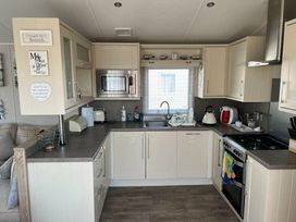 Pinewoods Holiday Park - Holiday Accommodation 6988 - Norfolk - 1189053 - thumbnail photo 7