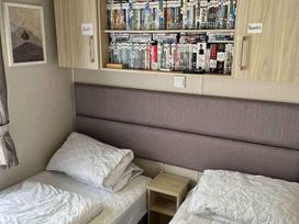 Pinewoods Holiday Park - Holiday Accommodation 6988 - Norfolk - 1189053 - thumbnail photo 10