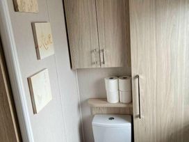 Pinewoods Holiday Park - Holiday Accommodation 6988 - Norfolk - 1189053 - thumbnail photo 14