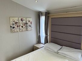 Pinewoods Holiday Park - Holiday Accommodation 6988 - Norfolk - 1189053 - thumbnail photo 15