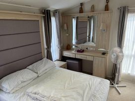 Pinewoods Holiday Park - Holiday Accommodation 6988 - Norfolk - 1189053 - thumbnail photo 16