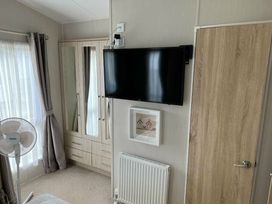 Pinewoods Holiday Park - Holiday Accommodation 6988 - Norfolk - 1189053 - thumbnail photo 17