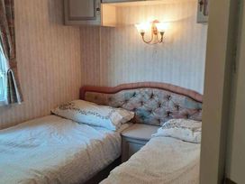 Llwyndu Mawr (private land) - Holiday Accommodation 7028 - North Wales - 1189060 - thumbnail photo 8