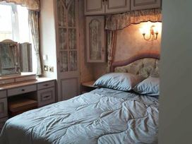 Llwyndu Mawr (private land) - Holiday Accommodation 7028 - North Wales - 1189060 - thumbnail photo 9