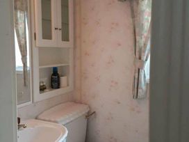 Llwyndu Mawr (private land) - Holiday Accommodation 7028 - North Wales - 1189060 - thumbnail photo 11
