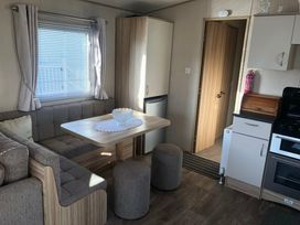 Trecco Bay - Holiday Accommodation 7489 - Somerset & Wiltshire - 1189088 - thumbnail photo 2