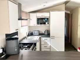 Marton Mere Holiday Village - Holiday Accommodation 7580 - Lake District - 1189094 - thumbnail photo 3