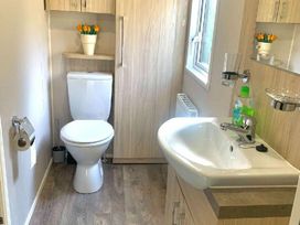 Wild Duck Holiday Park - Holiday Accommodation 7654 - Norfolk - 1189097 - thumbnail photo 8