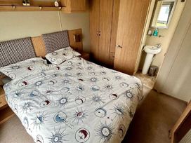 Greenacres Holiday Park - Holiday Accommodation 7656 - North Wales - 1189098 - thumbnail photo 9