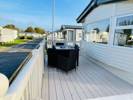 Kiln Park Holiday Park - Holiday Accommodation 8093 - South Wales - 1189128 - thumbnail photo 2