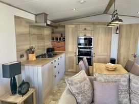 Primrose Valley Holiday Park - Holiday Accommodation 812 - North Yorkshire (incl. Whitby) - 1189133 - thumbnail photo 9