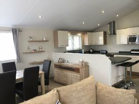 Manor Park Holiday Village - Holiday Accommodation 8164 - Norfolk - 1189136 - thumbnail photo 3