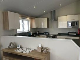Manor Park Holiday Village - Holiday Accommodation 8164 - Norfolk - 1189136 - thumbnail photo 6