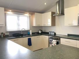 Manor Park Holiday Village - Holiday Accommodation 8164 - Norfolk - 1189136 - thumbnail photo 7
