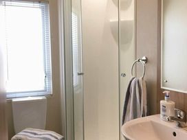 Manor Park Holiday Village - Holiday Accommodation 8164 - Norfolk - 1189136 - thumbnail photo 8