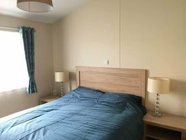 Manor Park Holiday Village - Holiday Accommodation 8164 - Norfolk - 1189136 - thumbnail photo 9