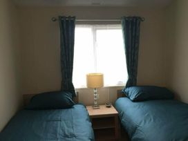 Manor Park Holiday Village - Holiday Accommodation 8164 - Norfolk - 1189136 - thumbnail photo 11