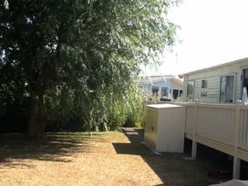 Manor Park Holiday Village - Holiday Accommodation 8252 - Norfolk - 1189142 - thumbnail photo 2