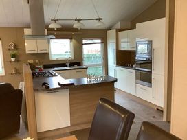 Manor Park Holiday Village - Holiday Accommodation 8252 - Norfolk - 1189142 - thumbnail photo 8