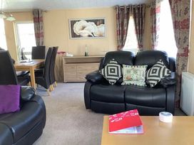 Manor Park Holiday Village - Holiday Accommodation 8252 - Norfolk - 1189142 - thumbnail photo 13