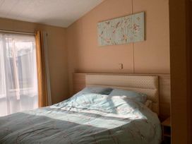 Manor Park Holiday Village - Holiday Accommodation 8252 - Norfolk - 1189142 - thumbnail photo 16