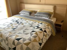 Manor Park Holiday Village - Holiday Accommodation 8252 - Norfolk - 1189142 - thumbnail photo 18