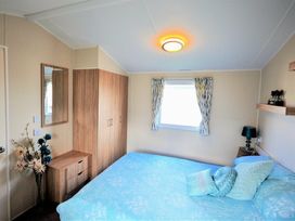 Perran Sands - Holiday Accommodation 8302 - Cornwall - 1189150 - thumbnail photo 9