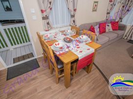 Devon Cliffs Holiday Park - Holiday Accommodation 8305 - Devon - 1189151 - thumbnail photo 2