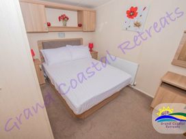 Devon Cliffs Holiday Park - Holiday Accommodation 8305 - Devon - 1189151 - thumbnail photo 7