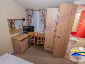 Devon Cliffs Holiday Park - Holiday Accommodation 8305 - Devon - 1189151 - thumbnail photo 8