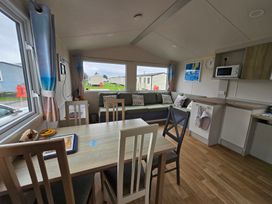 A living room with a table and chairs at Golden Sands - Holiday Accommodation 8309 Mablethorpe