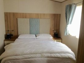 Lyons Sunnysands Holiday Park - Holiday Accommodation 8412 - Mid Wales - 1189157 - thumbnail photo 6