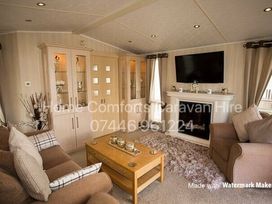 Golden Gate Holiday Centre - Holiday Accommodation 846 - North Wales - 1189165 - thumbnail photo 2