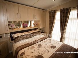 Golden Gate Holiday Centre - Holiday Accommodation 846 - North Wales - 1189165 - thumbnail photo 7