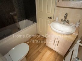 Golden Gate Holiday Centre - Holiday Accommodation 846 - North Wales - 1189165 - thumbnail photo 10