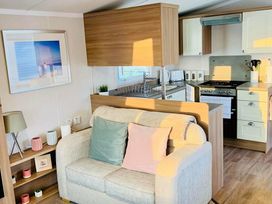 Seashore Holiday Park - Holiday Accommodation 848 - Norfolk - 1189169 - thumbnail photo 2