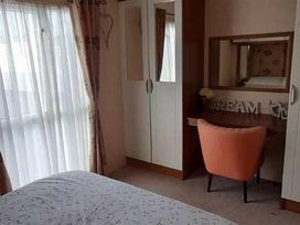 Browns Holiday Park - Holiday Accommodation 8510 - North Wales - 1189173 - thumbnail photo 13