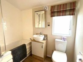 Manor Park Holiday Village - Holiday Accommodation 8689 - Norfolk - 1189185 - thumbnail photo 3