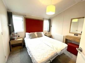 Manor Park Holiday Village - Holiday Accommodation 8689 - Norfolk - 1189185 - thumbnail photo 5